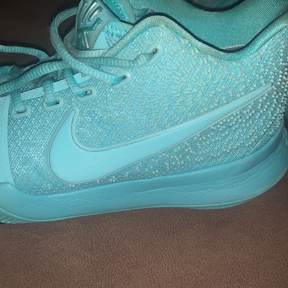 They are kyrie 3s Aqua - Picture 5 of 5